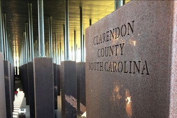 Мемориал мира и правосудия, установленный в штате Алабама и посвященный памяти жертв линчевания и людей африканского происхождения, взятых в рабство. 