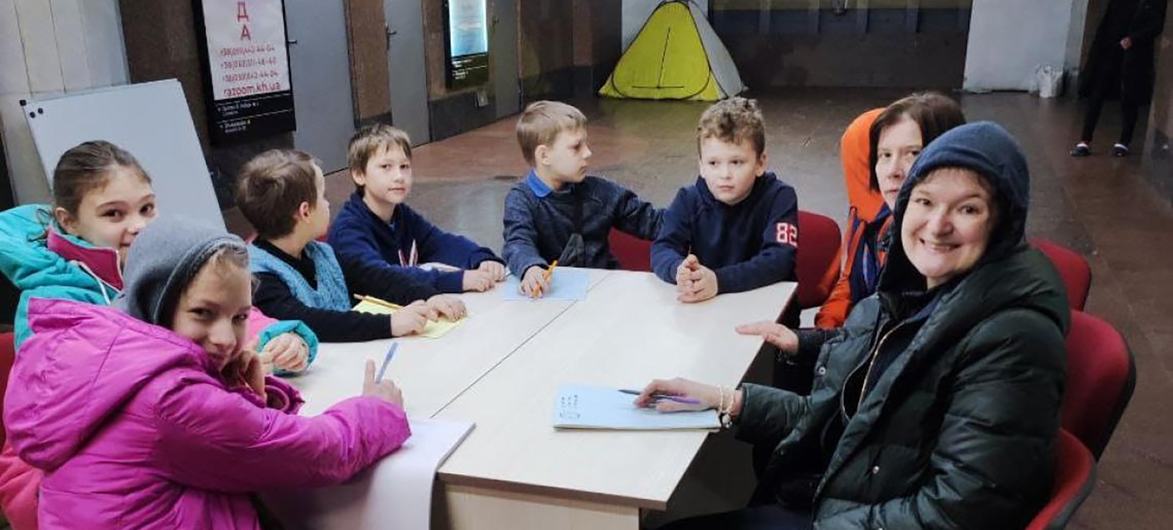 أطفال أثناء الدرس في مترو خاركيف