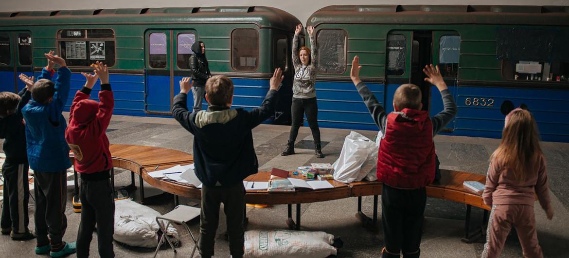  أطفال يمارسون الرياضة في مترو خاركيف