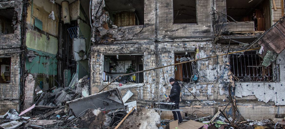 Des immeubles d'habitation sont détruits après un bombardement dans le district d'Obolon, à Kiev, en Ukraine. 