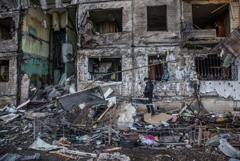 乌克兰基辅奥博隆区的公寓楼在炮击后被毁。