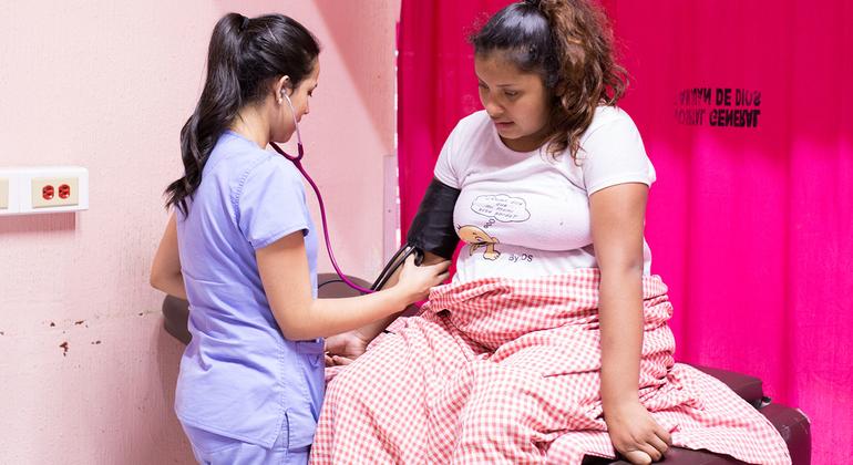 在危地马拉，一名护士在监护一名即将分娩的16岁女孩。