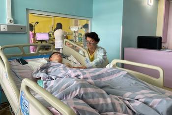 En un hospital del oeste de Ucrania, los médicos lograron extraer un fragmento de metralla de cuatro centímetros de largo y salvar la vida de un niño de 13 años que resultó gravemente herido por un bombardeo en el este del país.