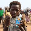 मध्य अफ़्रीकी गणराज्य में विस्थापितों के लिये बनाये गए एक शिविर में एक बच्चा उच्च-पोषण वाले बिस्किट खा रहा है.