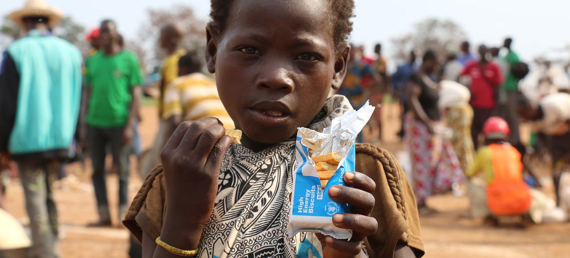 मध्य अफ़्रीकी गणराज्य में विस्थापितों के लिये बनाये गए एक शिविर में एक बच्चा उच्च-पोषण वाले बिस्किट खा रहा है.