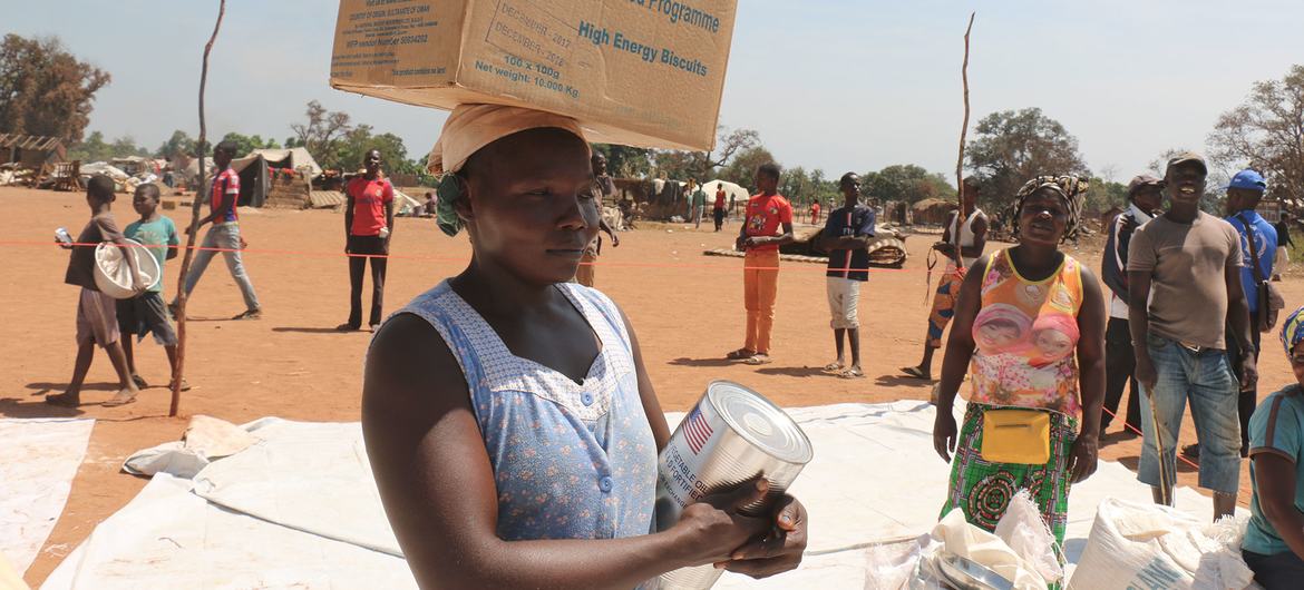 WFP distribute food to displaced people in Batangafo in the Central African Republic. (file)