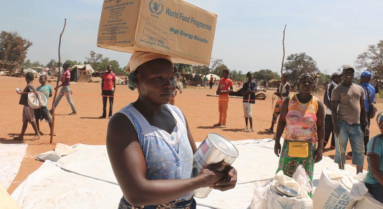 WFP distribute food to displaced people in Batangafo in the Central African Republic. (file)