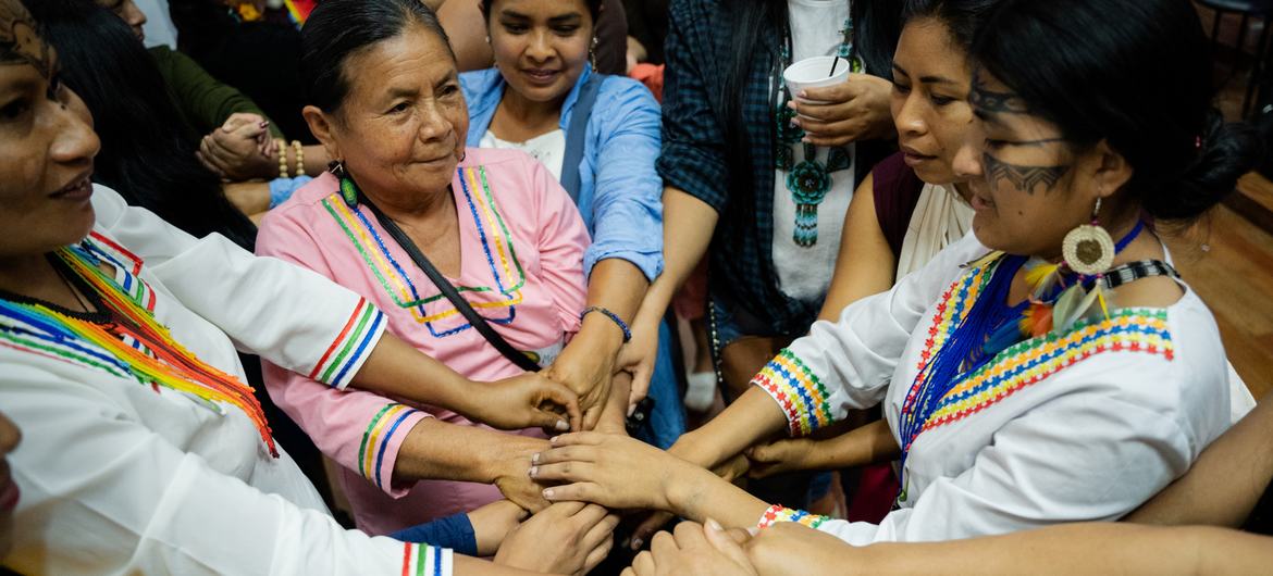 Tema deste ano é o papel das mulheres indígenas na conservação e transmissão dos conhecimentos tradicionais. Na foto, encontro de mulheres Indígenas em Puyo, no Equador, em março de 2022