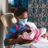 印度一名妇女分娩后不久在产房里给她的孩子喂奶。
