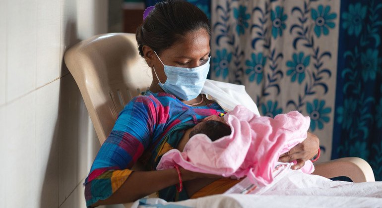 سيدة في الهند ترضع طفلها بعد ساعات من ولادته.
