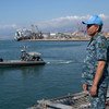 Un soldat de la paix de la FINUL dans le port de Beyrouth. Le premier cycle des pourparlers maritimes entre Israël et le Liban, qui s'est déroulé sur une base de la FINUL, a été « fructueux ».