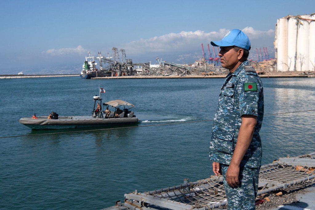 Un soldat de la paix de la FINUL dans le port de Beyrouth. Le premier cycle des pourparlers maritimes entre Israël et le Liban, qui s'est déroulé sur une base de la FINUL, a été « fructueux ».