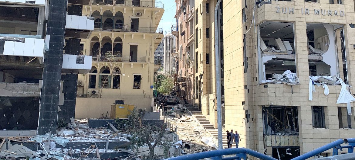 Danos nas ruas de Beirute depois da explosão de terça-feira