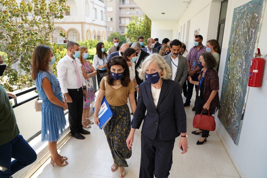 مساعدة المديرة العامة لليونسكو للتربية، السيدة ستيفانيا جيانيني خلال زيارة ميدانية في العاصمة اللبنانية بيروت في الذكرى الأولى لانفجار المرفأ.