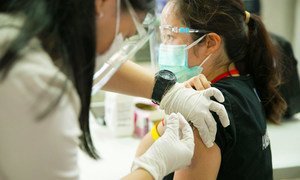 El rápido desarrollo de las vacunas contra el COVID-19 puede ayudar a frenar la pandemia, pero sólo si todo el mundo, en todas partes, se vacuna lo antes posible.