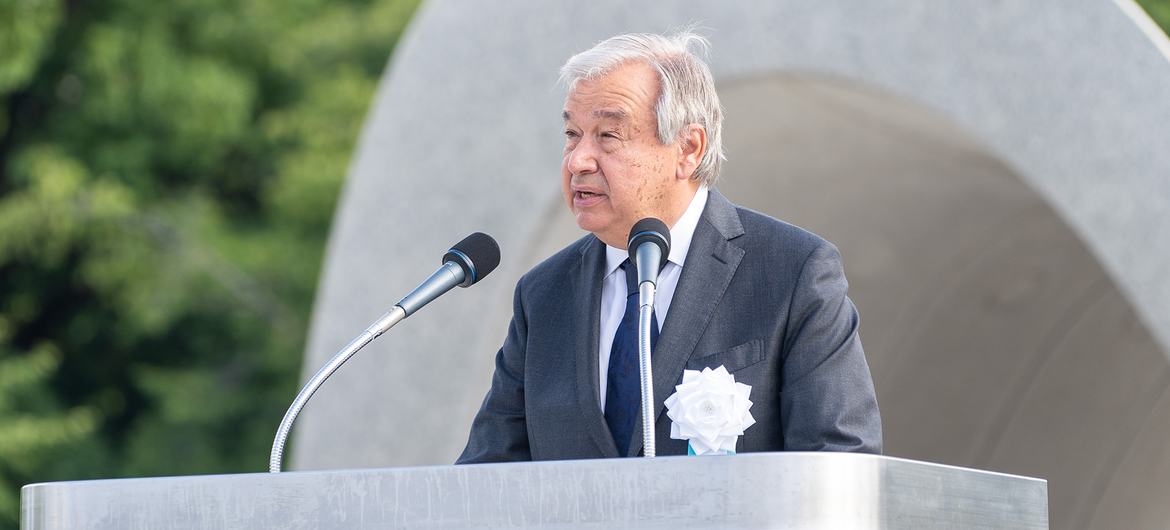El Secretario General António Guterres durante su participación en la ceremonia de conmemoración de la paz en la ciudad japonesa de Hiroshima.