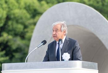 यूएन महासचिव एंतोनियो गुटेरेश, हिरोशिमा में शान्ति स्मृति कार्यक्रम में शिरकत करते हुए.