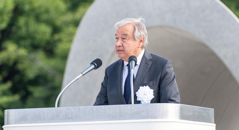Генеральный секретарь Антониу Гутерриш принимает участие в церемонии открытия мемориала мира в Хиросиме. 