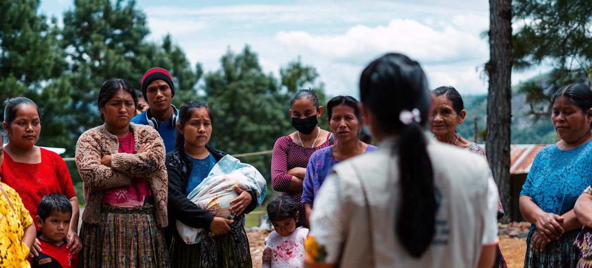 ग्वाटेमाला. WFP स्टाफ़ डेबोरा सुक, विश्व के आदिवासी जन के अन्तरराष्ट्रीय दिवस मनाए जाने के एक मौक़े पर.