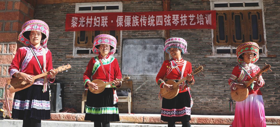 चीन के युन्नान प्रान्त की लिसू जातीय अल्पसंख्यक समुदाय की महिलाएँ, पारम्परिक पोशाक में.