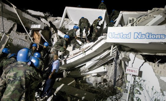 Em 12 de janeiro de 2010, um tremor de 7 graus de magnitude, matou mais de 222 mil pessoas incluindo 102 trabalhadores da ONU. 