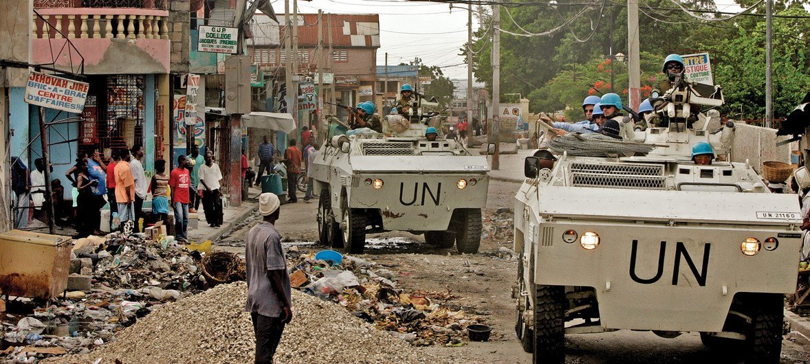 2004年4月，联合国维和人员在海地首都太子港动荡的贝莱尔街区（Bel Air）巡逻。