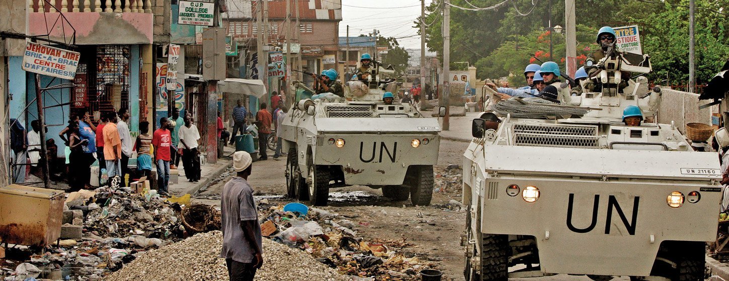 Des Casques bleus des Nations Unies patrouillent dans le quartier de Bel Air dans la capitale haïtienne Port-au-Prince, en avril 2004.