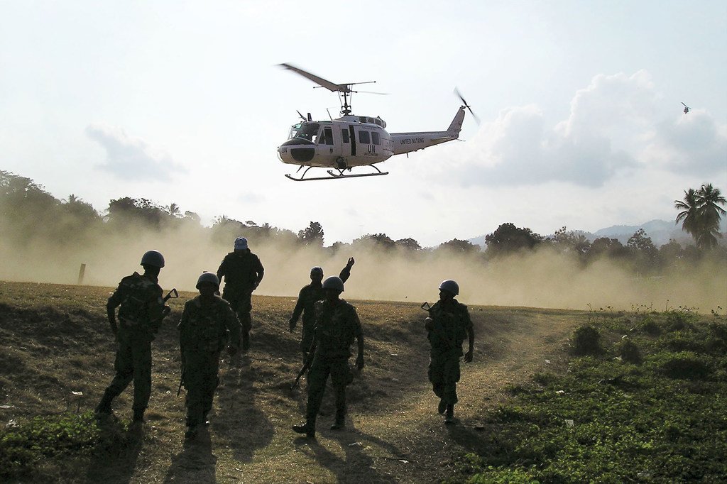 Des Casques bleus arrivent en hélicoptère dans une ville pour opérer en urgence des policiers haïtiens blessés.