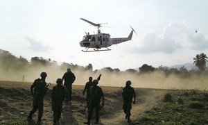 Des Casques bleus arrivent en hélicoptère dans une ville pour opérer en urgence des policiers haïtiens blessés.
