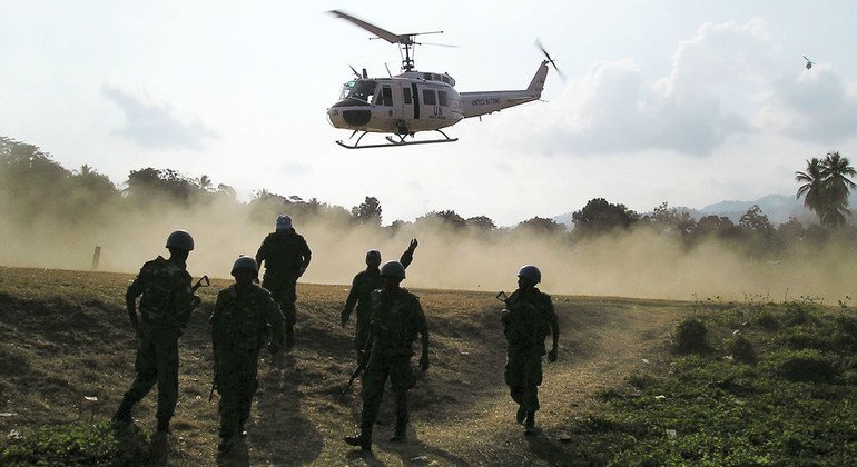 联合国维和人员飞抵一个城镇，为当地受伤的海地警察开展紧急手术。