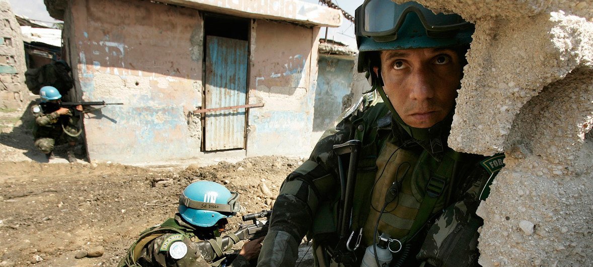 2007年，巴西籍联合国维和人员在海地首都太子港的太阳城社区巡逻。