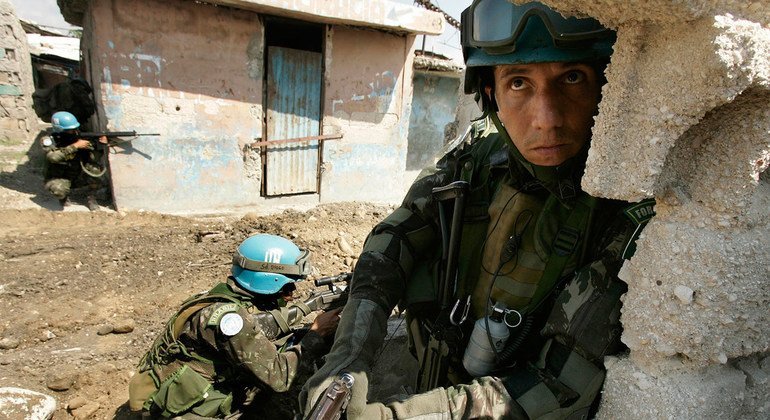 Des Casques bleus brésiliens patrouillent dans le quartier de Cité Soleil dans la capitale haïtienne Port-au-Prince, en 2007.