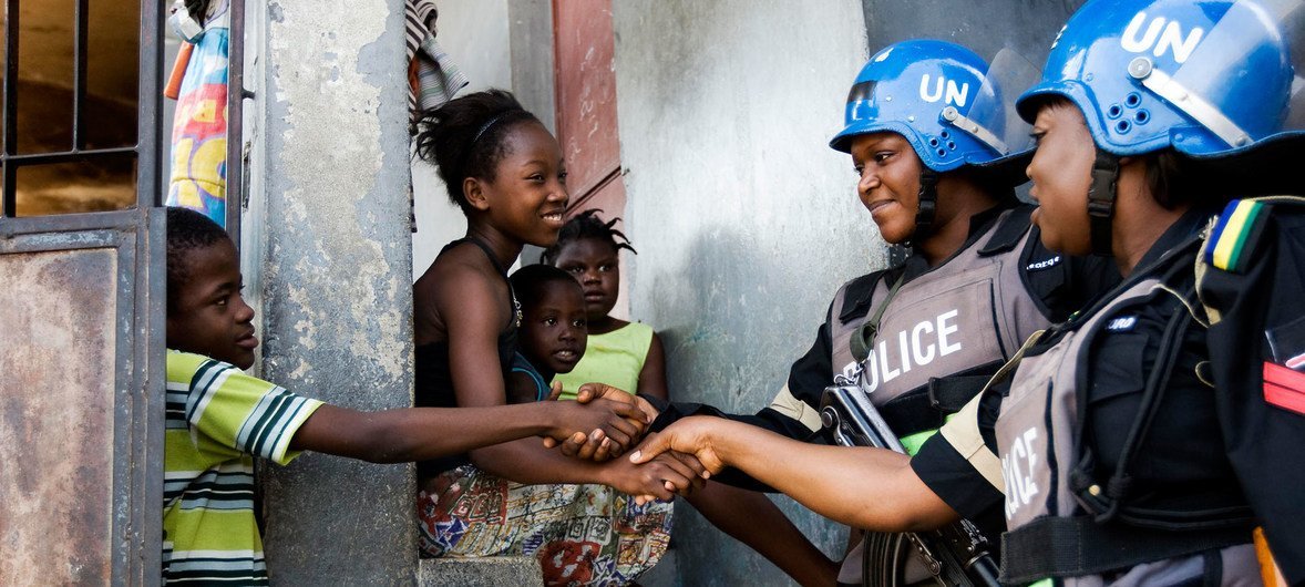 2009年4月，来自尼日利亚的联合国警察在海地首都太子港的一个社区巡逻。