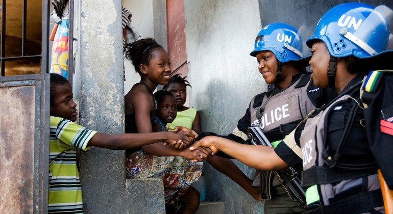 Des policiers des Nations Unies du Nigéria patrouillent dans un quartier de la capitale haïtienne Port-au-Prince en avril 2009.