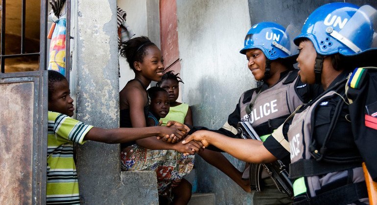 Kushirikiana na watu wa eneo hilo ili kuelewa mahitaji yao ilikuwa sehemu muhimu ya kazi ya awali ya  vikosi hivyo. Hapa, maafisa wa Polisi wa UN wanazungumza na watoto wakiwa kwenye doria katika mji mkuu.