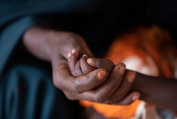 Женщина c двухлетним сыном в медицинском центре, финансируемом ВПП, в Долоу, Сомали.