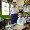 在柬埔寨金边的一所小学，为应对新冠大流行的影响，一名教师和她的学生们都戴着口罩，保持身体距离。