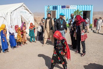 अफ़ग़ानिस्तान के हेरात शहर के बाहरी इलाक़ में, विस्थापित लोगों के लिये बनाए गए एक शिविर में, यूनीसेफ़ के पदाधिकारियों का दौरा.