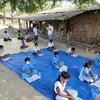 कोविड-19 के दौरान भारत के ओडिशा राज्य में आदिवासी बच्चों को खुले में पढ़ाया जा रहा है.