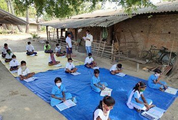कोविड-19 के दौरान भारत के ओडिशा राज्य में आदिवासी बच्चों को खुले में पढ़ाया जा रहा है.