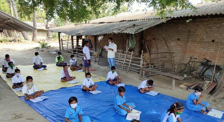 الطلاب في أوديشا بالهند يتلقون التعليم في الهواء الطلق كإجراء احترازي للوقاية من كوفيد-19.