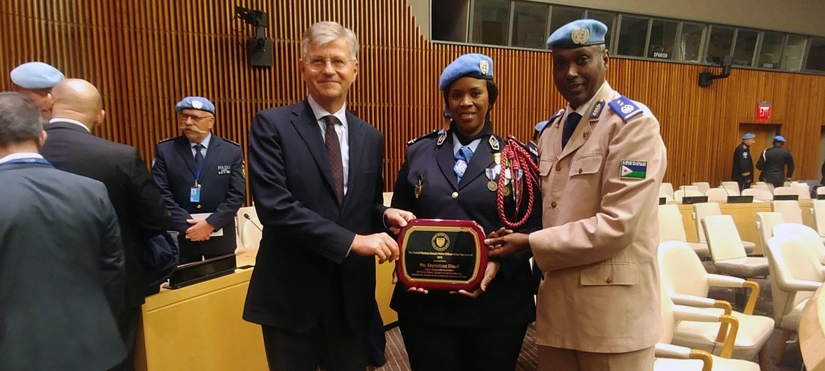 В ходе церемонии в Нью-Йорке заместитель Генсека ООН по миротворческим операциям Жан-Пьер Лакруа вручил награду женщине-полицейскому из Сенегала Сейнабу Диуф. 