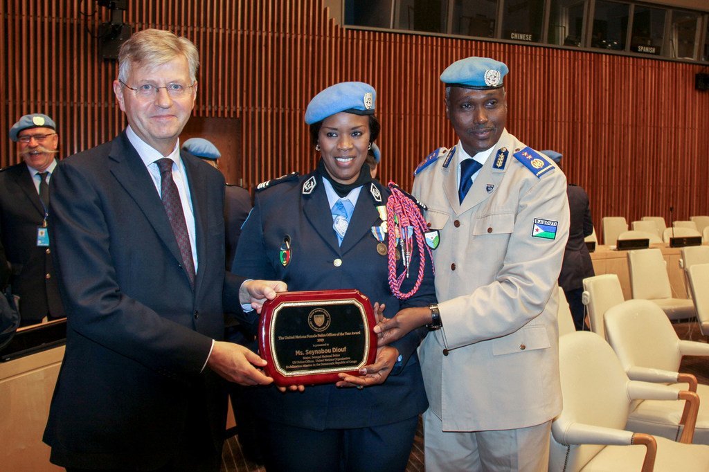 De la gauche vers la droite, le chef des opérations de paix, Jean-Pierre Lacroix, la Policière de l'ONU de l'année, Seynabou Diouf, et le Commissaire de police de la MONUSCO, Awale Abdoulansir lors de la remise du Prix.