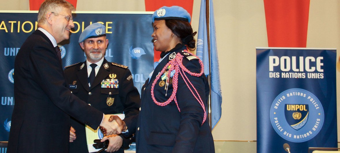 Luis Carrilho com o subsecretário-geral para Operações de Paz, Jean-Pierre Lacroix, que aperta a mão da Major Seynabou Diouf, Polícia do Ano da ONU em 2019
