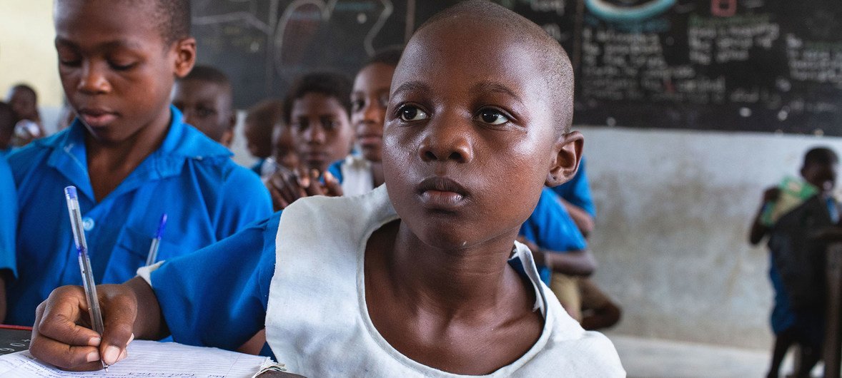 Un niño sentado en su escritorio en una escuela primaria gubernamental apoyada por UNICEF, en Douala, Camerún.