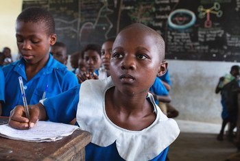 Une enfant est assise à son bureau dans une école primaire publique soutenue par l'UNICEF, à Douala, au Cameroun.