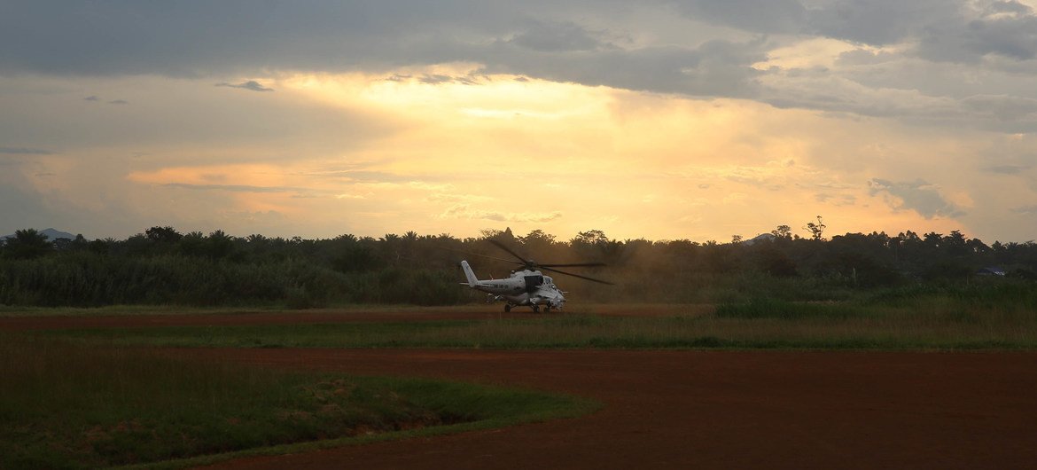 Un helicóptero despega de una base de la MONUSCO en Beni, Kivu del Norte, para una misión de reconocimiento.  (foto de archivo)