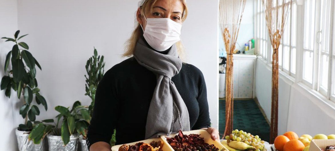 За год до начала пандемии COVID-19 Тахмина Исаева из Загатальского района Азербайджана начала собственное небольшое дело по изготовлению сухофруктов у себя на кухне. 