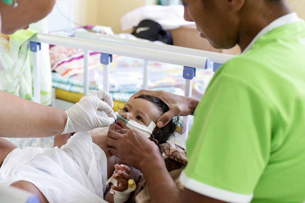 太平洋岛屿上的麻疹暴发后，一名7个月大的婴儿在萨摩亚的一家医院接受治疗。