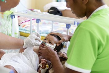 太平洋岛屿上的麻疹暴发后，一名7个月大的婴儿在萨摩亚的一家医院接受治疗。